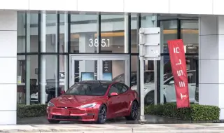 Tesla намалява производството на електромобили в завода си в Шанхай
