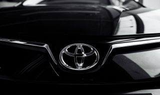 Печалбата на Toyota намалява почти наполовина