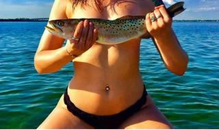 Страстни рибарки показват гордо голи гърди и прясно уловена риба (СНИМКИ)