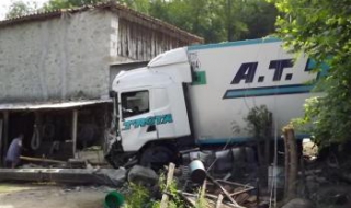 Български шофьор влезе с камион в къща