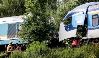 Ад на релсите! Загинали и десетки ранени при влакова катастрофа в Чехия (ВИДЕО)