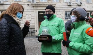 Фандъкова получи подаръка си за Коледа. Той е преспапие със замъглена София