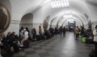 Обстрелват Киев с крилати и балистични ракети, руски самолет се заби в 9-етажна сграда