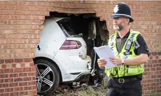 Да те удари кола на дивана пред телевизора