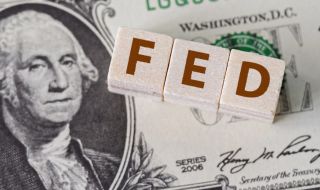 Доларът отслабва: Фед ще забави вдигането на лихвите