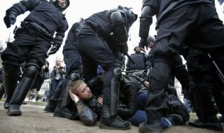 Казашки наемници биели руски протестиращи