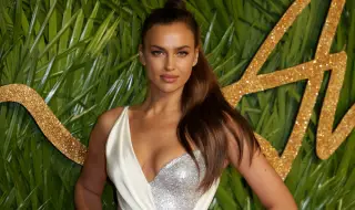 Готова за Коледа: Ирина Шейк позира по бельо до украсена елха (СНИМКА)