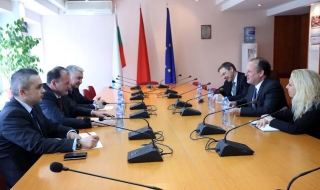 Михаил Миков разговаря с посланика на САЩ