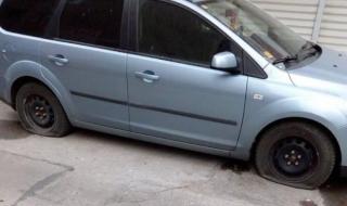 Вандал наряза гумите на 11 автомобила във Варна