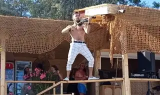 Звуци на цигулка заменят чалгата по плажовете в Приморско (ВИДЕО)