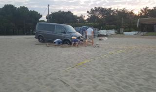 Туристи паркираха бус на плажа, ровиха, за да го извадят