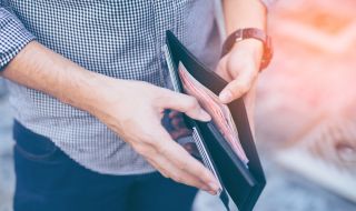 Мъж получи портфейла си, който изгубил преди 53 години на Антарктида