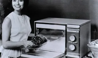 Първата домашна микровълнова фурна излиза през 1955 г
