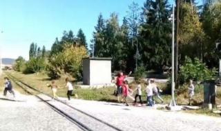 Велинградска учителка превежда деца пред минаващ влак (ВИДЕО)