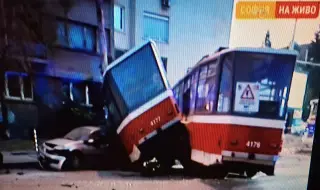 Младежи отвлякоха трамвай в столицата, забиха го в подлеза на "Ситняково"