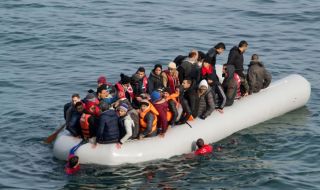 92-ма мигранти бяха спасени от кораба "Оушън вайкинг" в Средиземно море