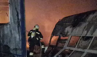 Пожар избухна тази нощ във фабрика за пелети