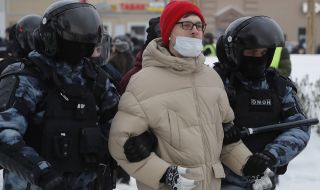 Стотици арестувани в Русия (СНИМКИ)
