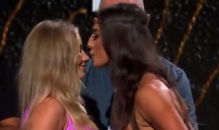Страстна целувка между две съпернички боксьорки на кантара (ВИДЕО 18+)