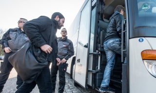 Баварски чиновник изпрати мигранти на Меркел