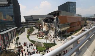 Срути се част от нов мол в Мексико (ВИДЕО+СНИМКИ)