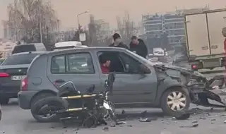 Лек автомобил и моторист се удариха на кръстовището пред УНСС