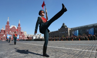 Военният парад в Москва - с рекорден брой самолети