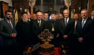 Главчев и българската делегация се поклониха пред мощите на Св.св. Кирил и Методий в Света гора  