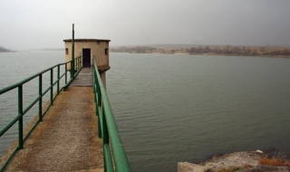 Критично високо остава нивото на осем от големите язовира