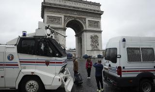 Сълзотворен газ и палки в Париж (СНИМКИ)