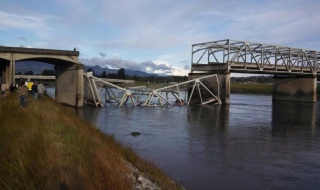Срути се мост край Сиатъл (Видео)