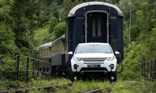 Land Rover Discovery срещу влак