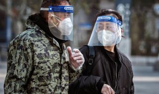 Шанхай: Болниците се готвят за "трагична битка" с COVID-19