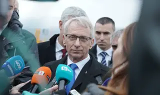 Денков: Отдаваме почит на смелостта и отговорността на българите, избрали военната служба
