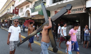 Филипинци се приковаха към кръста