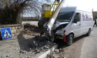 Mercedes Sprinter потроши уличен стълб