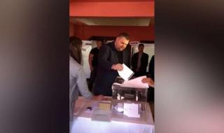 Пеевски гласува пръв в село Света Петка (СНИМКА)