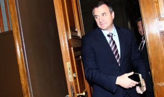 Експерти и дребни шефове източвали МВР с "извънреден труд"