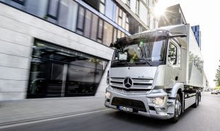 Нова ера при камионите: Mercedes извади eActros 