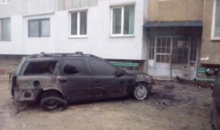 Запалиха колата на служител в КАТ