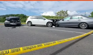 Катастрофа между три автомобила затвори "Маказа"