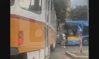Тролей и трамвай се удариха в района на площад "Руски паметник" в София