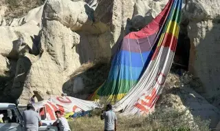 Балон с туристи заседна зрелищно в скалите на Кападокия ВИДЕО