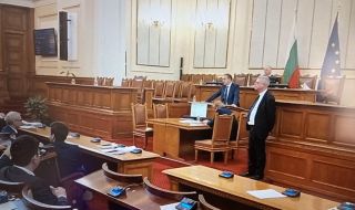 БСП цирк в парламента: Депутатите предават по телефоните си закритото заседание