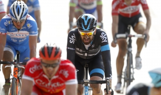 Колоездачи, изчакайте влака! (ВИДЕО)