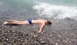 Млади мъже се удавиха за броени минути на плажа в Ахтопол