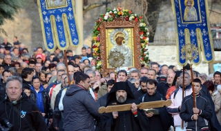 Стотици в литийното шествие от Бачковския манастир