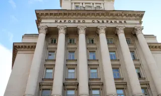 Депутатите се събират за първо заседание на фона на очертаващите се избори