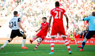 Два нелепи автогола отдалечиха Евертън от зона ШЛ