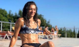 Героиня на България демонстрира перфектно тяло на плажа